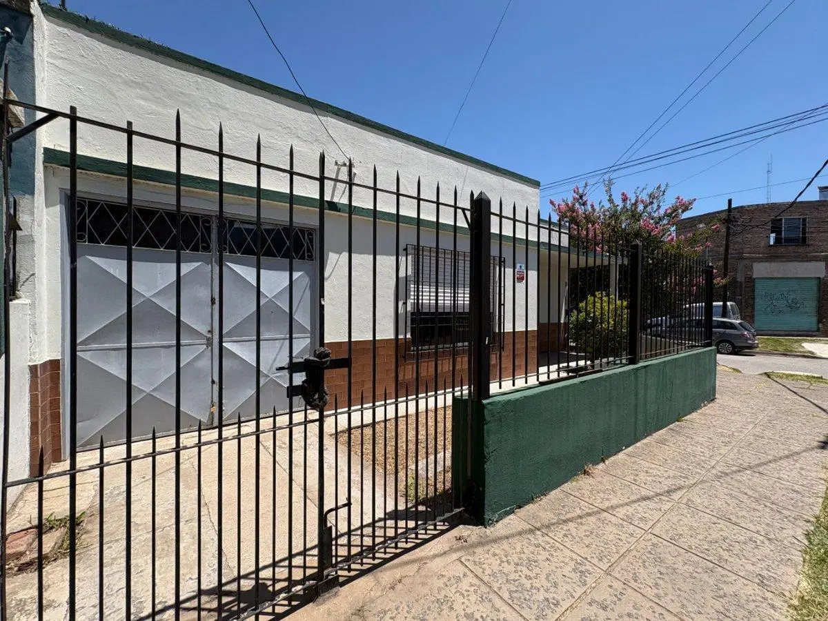 Casa 3 Ambientes Venta - Solano Cochera y Patio 2
