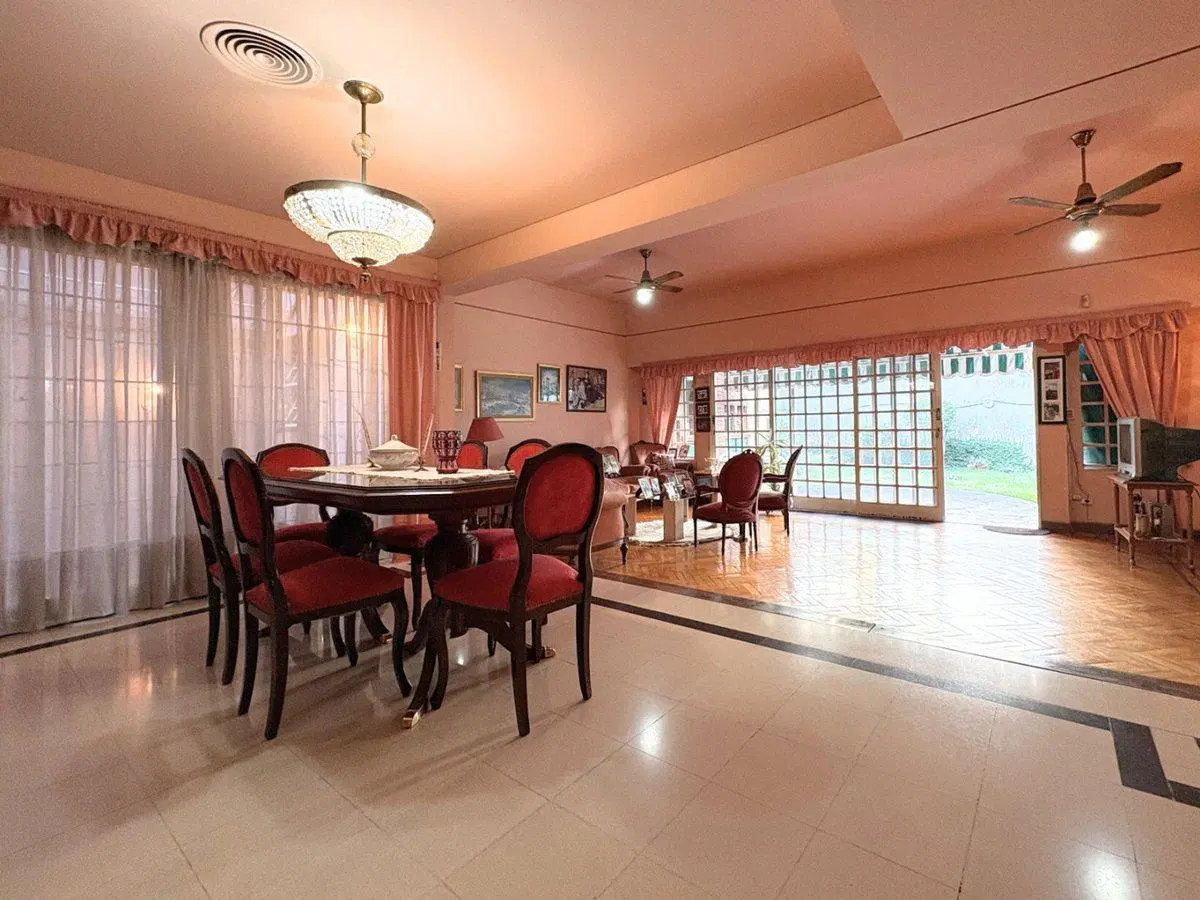 CASA 5 AMB EN VENTA EN FLORES CON JARDIN Y GARAGE 2