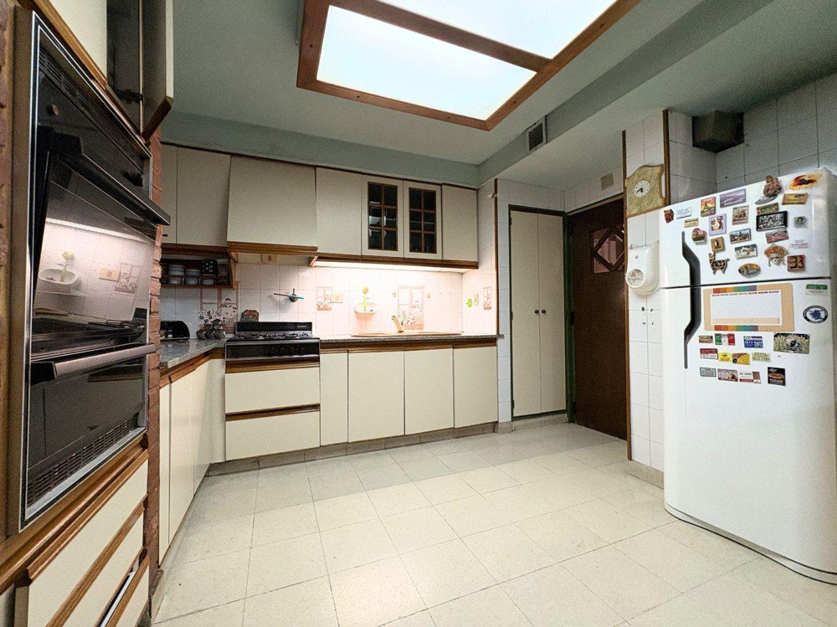 CASA 5 AMB EN VENTA EN FLORES CON JARDIN Y GARAGE