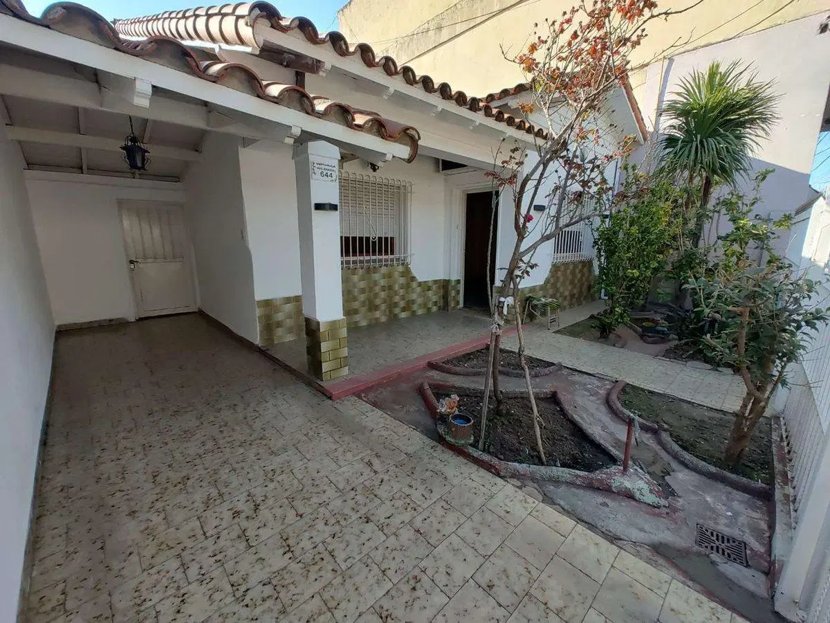 CASA T/CHALET DE 3 DORM. COCHERA, PATIO, QUINCHO 2