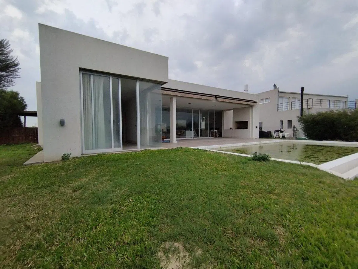CASA 4 AMB. EN VENTA EN SAN SEBASTIAN - VISTA LAGO 2