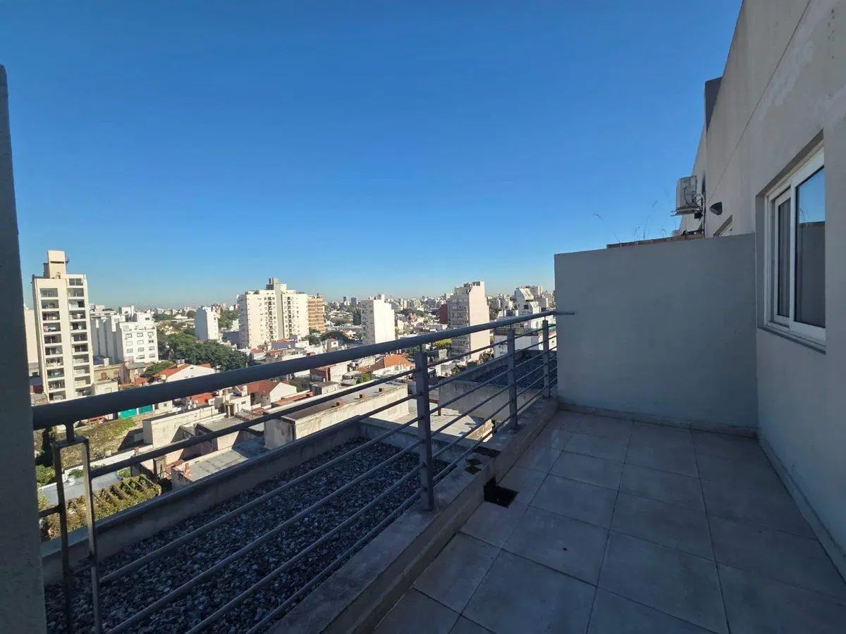 Monomabiente amplio con balcón aterrazado cochera 5
