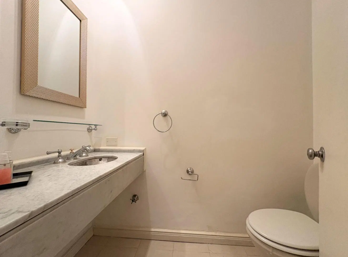 VENTA PISO DE OFICINA CON SUBSUELO Y MONTA CARGA 4