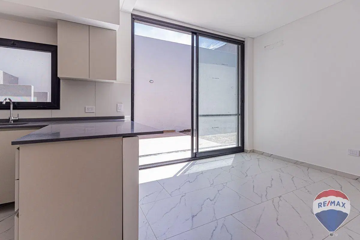 DEPARTAMENTO 3 AMB A ESTRENAR PATIO JARDIN COCHERA 4