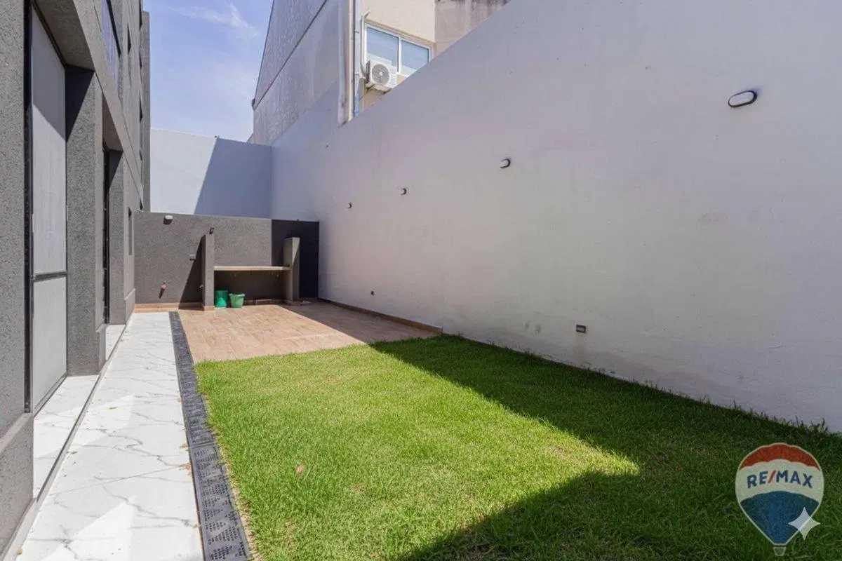 DEPARTAMENTO 3 AMB A ESTRENAR PATIO JARDIN COCHERA 5