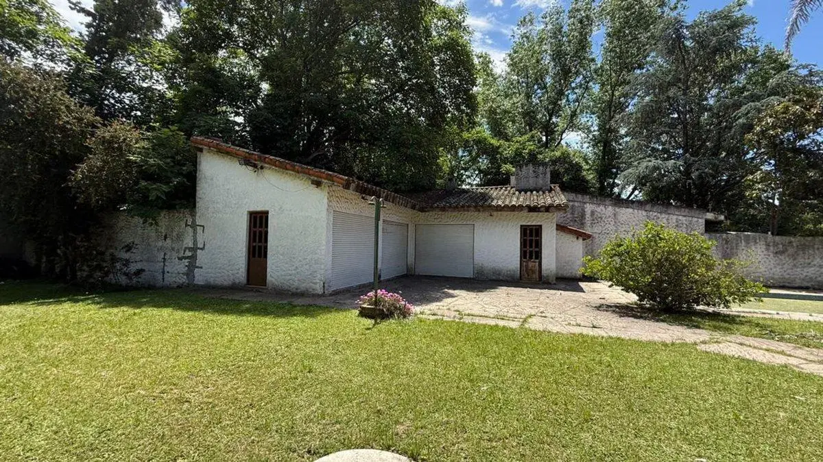 LOTE EN VENTA EN PILAR CON VIVIENDA 2300 mts. 3