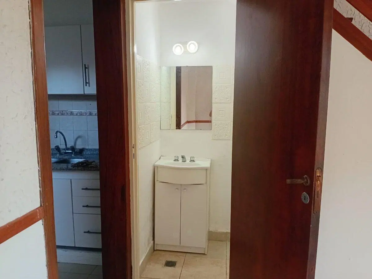 VENTA CON RENTA DÚPLEX 3 AMBIENTES EN CARAPACHAY 4