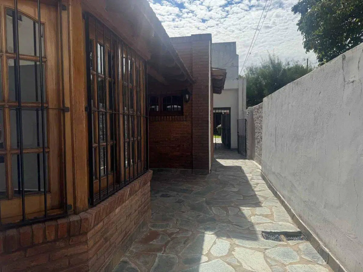 VENTA CASA 5AMB JARDIN/QUINCHO/COCHERA A/C V.LOPEZ 8