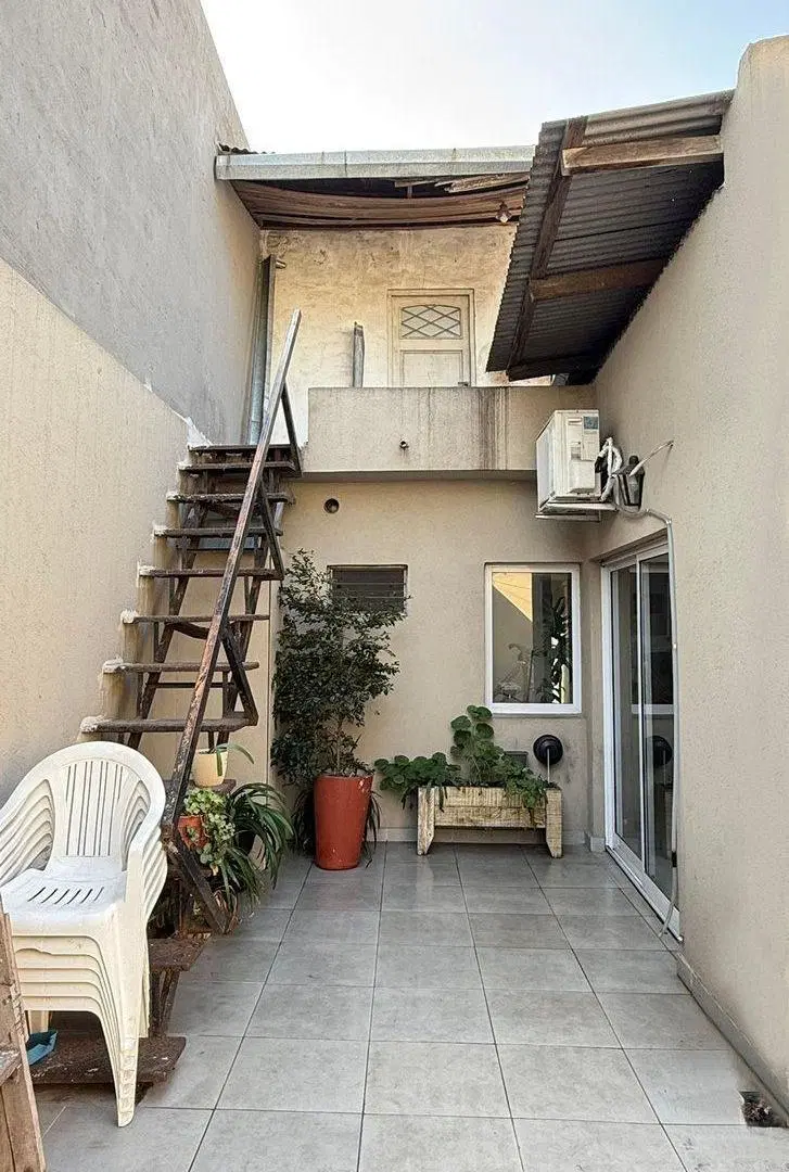VENTA DE CASA  3 AMB CON COCHERA- VALENTIN ALSINA 4