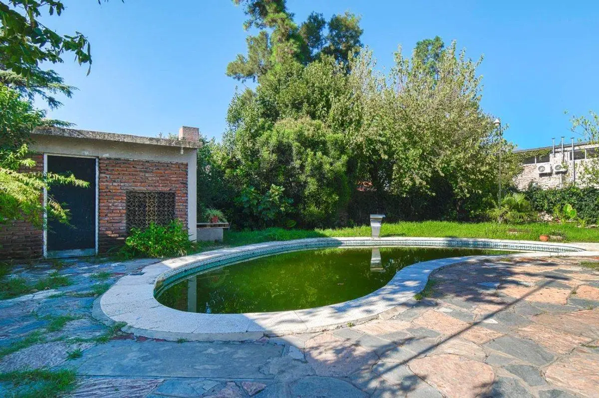 Casa en venta en Luis Guillón, amplio terreno 3