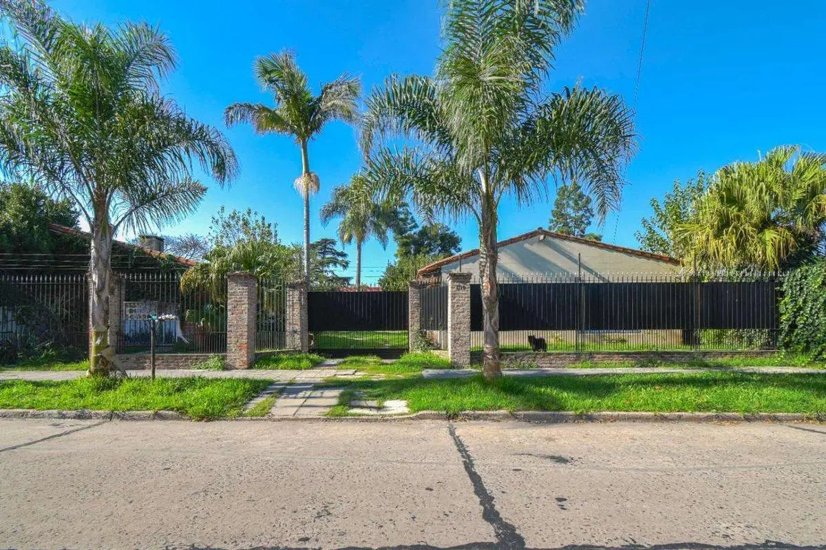 Casa en venta en Luis Guillón, amplio terreno 4
