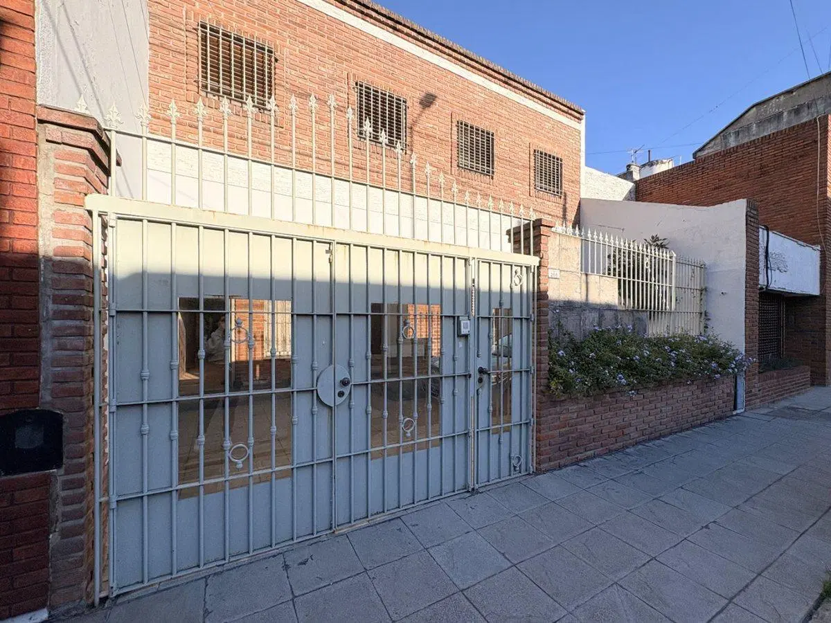CASA EN VENTA- 4 DORMITORIOS- AVELLANEDA 5