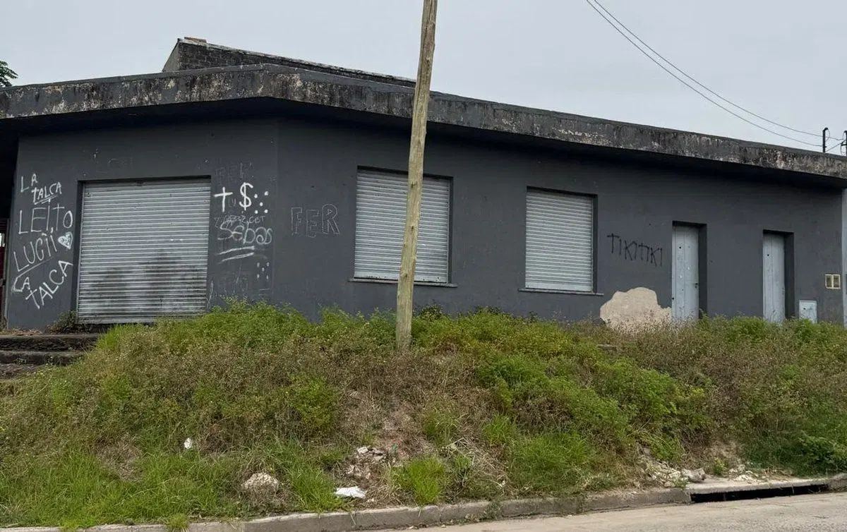 CASA A REFACCIONAR CON LOCAL EN ESQUINA 2