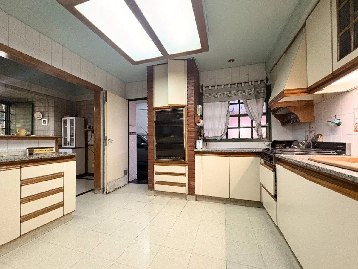CASA 5 AMB EN VENTA EN FLORES CON JARDIN Y GARAGE 2