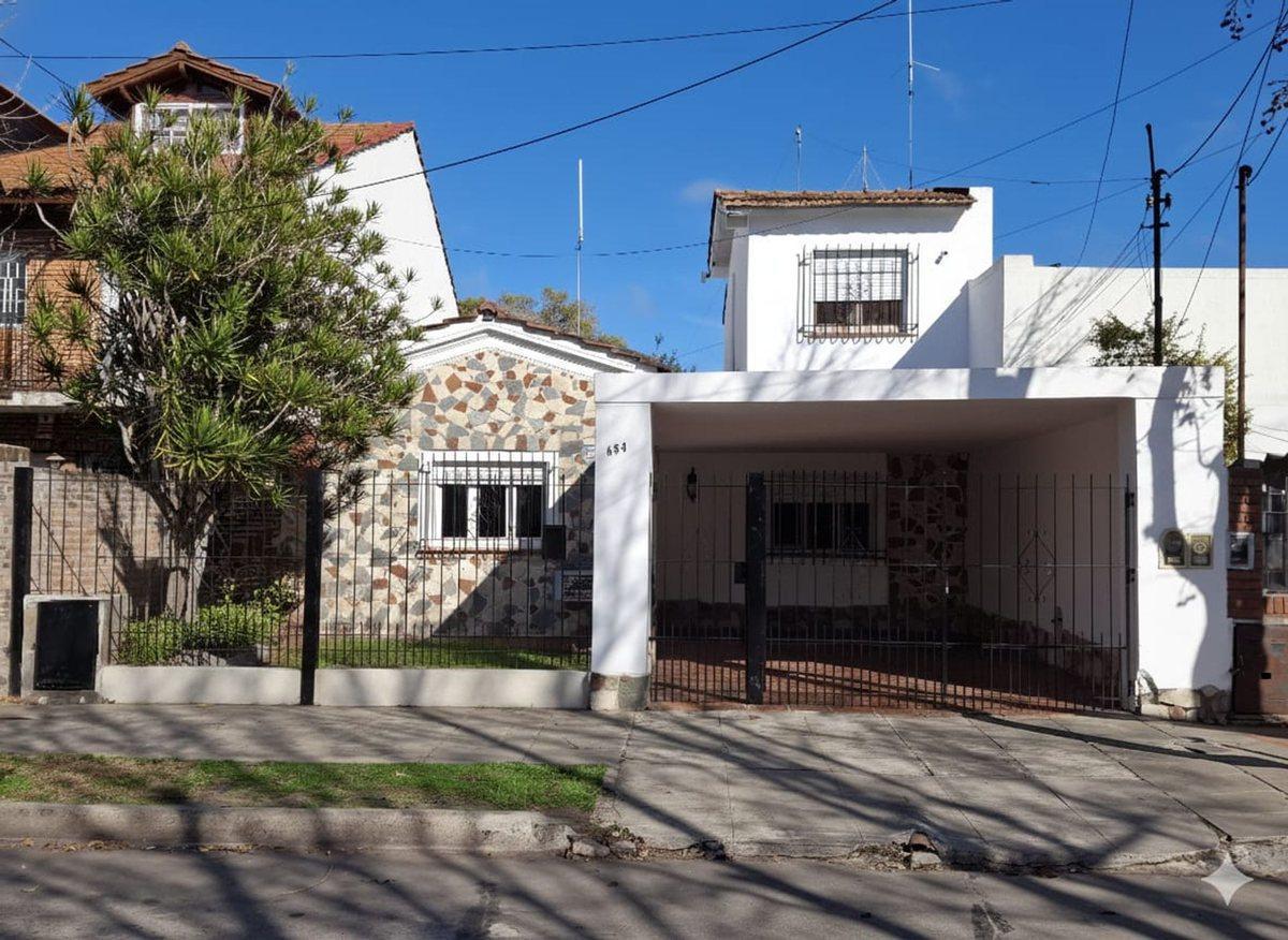 VENTA CASA 6 amb jardín San Isidro- Multifamiliar