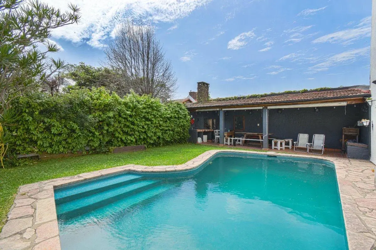 Venta casa lote propio con quincho y pileta 5
