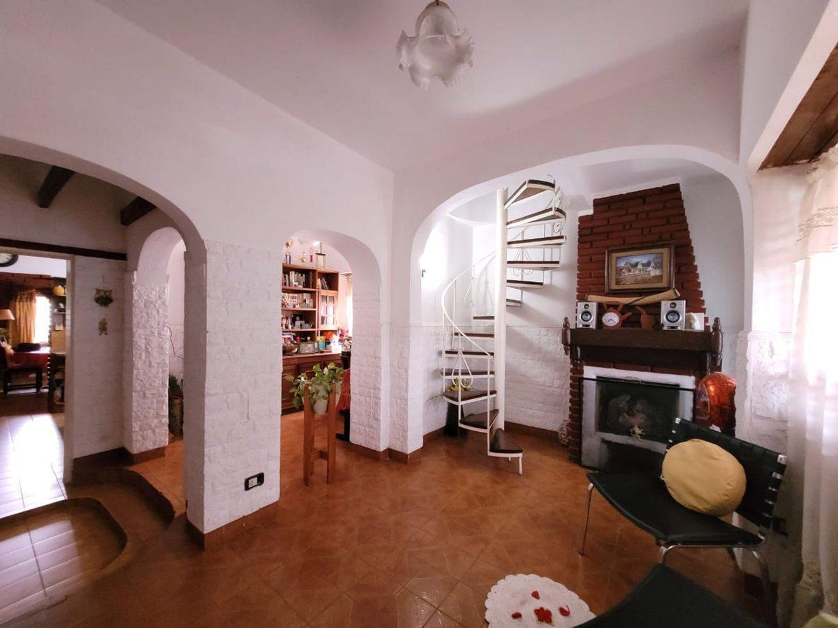 Foto de Venta Casa 6 ambientes en Lomas de Zamora, imagen 2