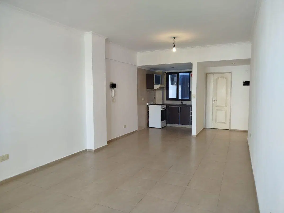 Alquiler monoambiente con balcón. IMPECABLE 2