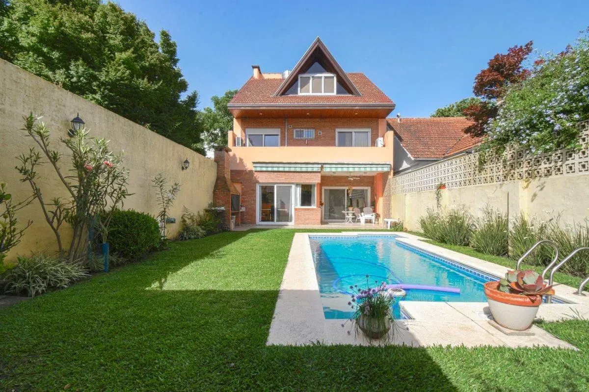 VENTA CASA 5 AMB LA LUCILA HERMOSO FONDO Y PILETA 2