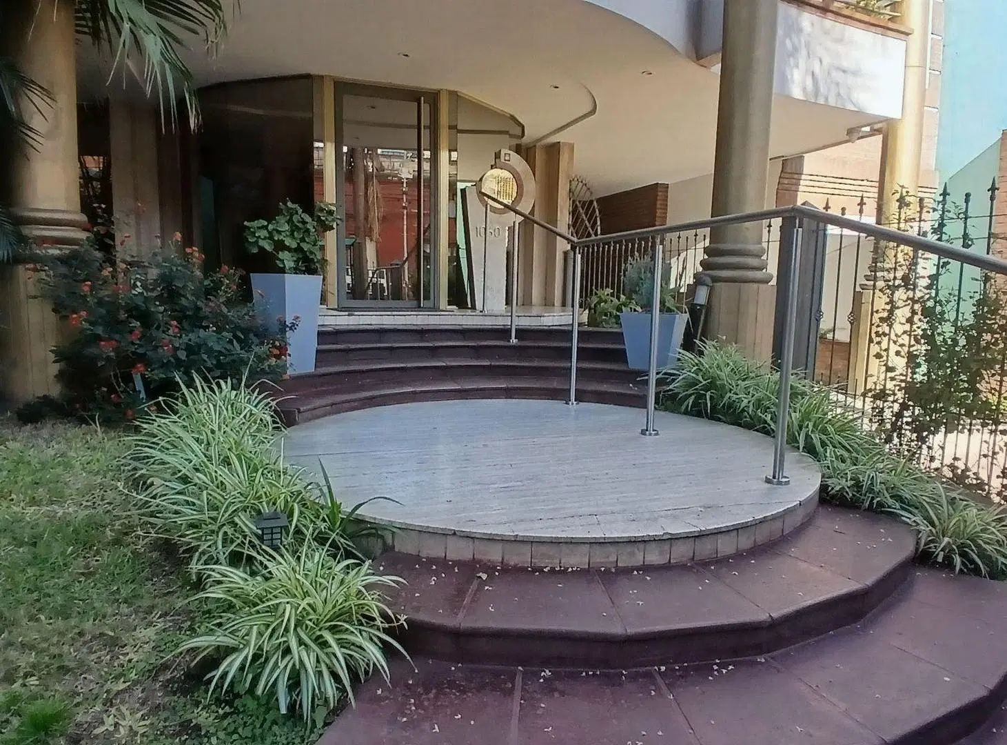 VENTA DPTO 2 AMBIENTES C/COCHERA. MORON 3