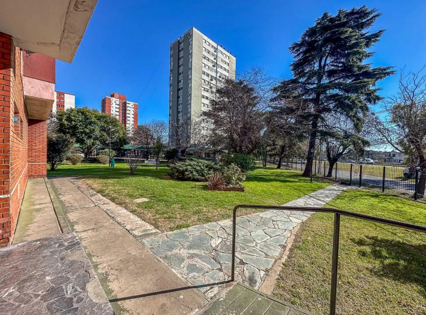 DEPTO 3 AMB. C/COCHERA EN VENTA EN VILLA CELINA 2