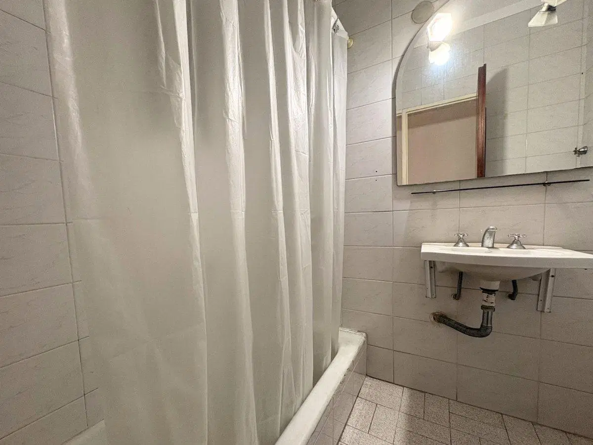CASA EN VENTA- 4 DORMITORIOS- AVELLANEDA 5
