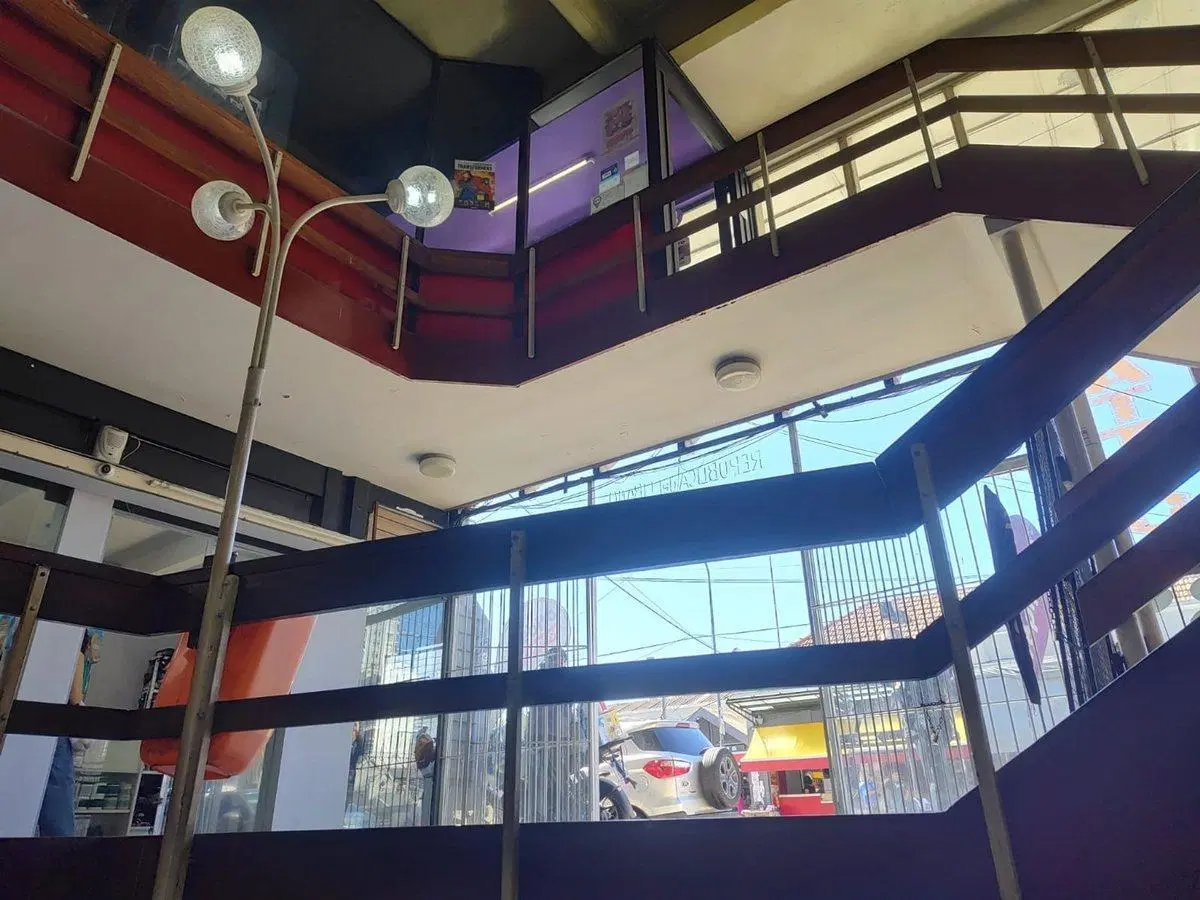 Local en venta- Sobre AV. MEEKS- Lomas de Zamora 3