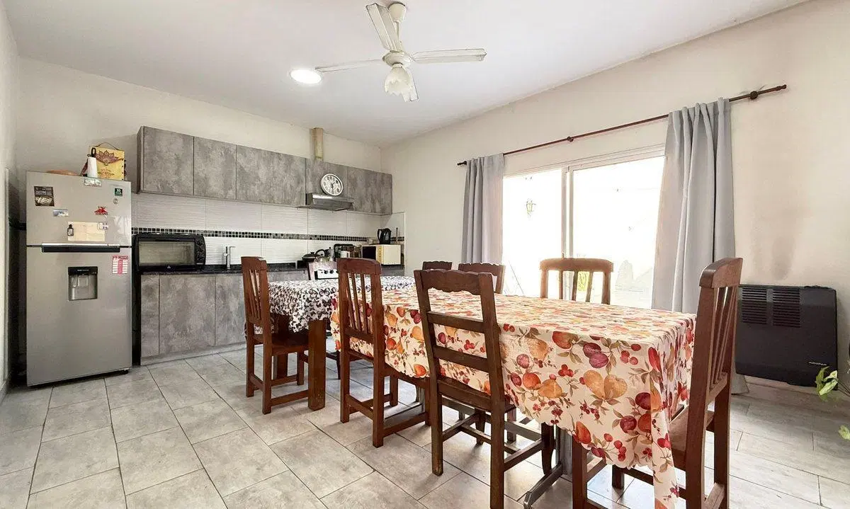 VENTA DE CASA  3 AMB CON COCHERA- VALENTIN ALSINA 4