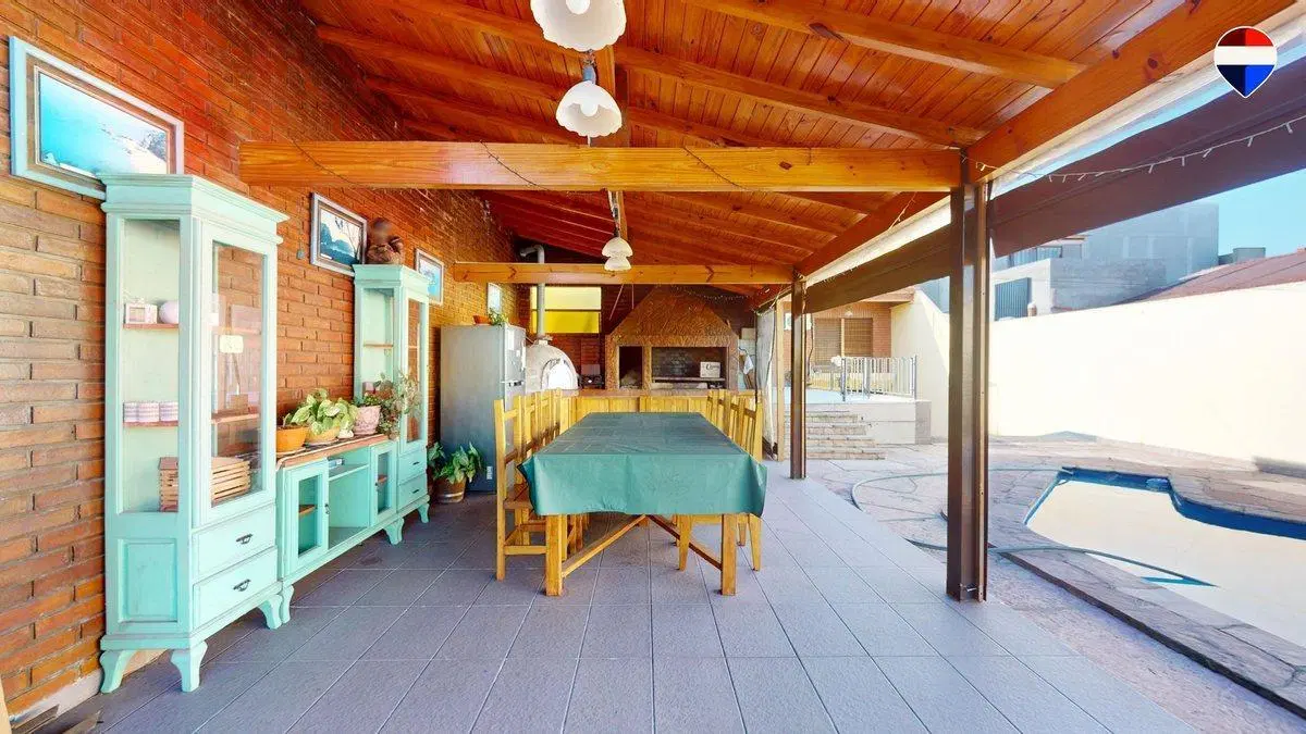 CASA 4 AMB EN VENTA EN BALLESTER C/ PILETA GARAGE 4