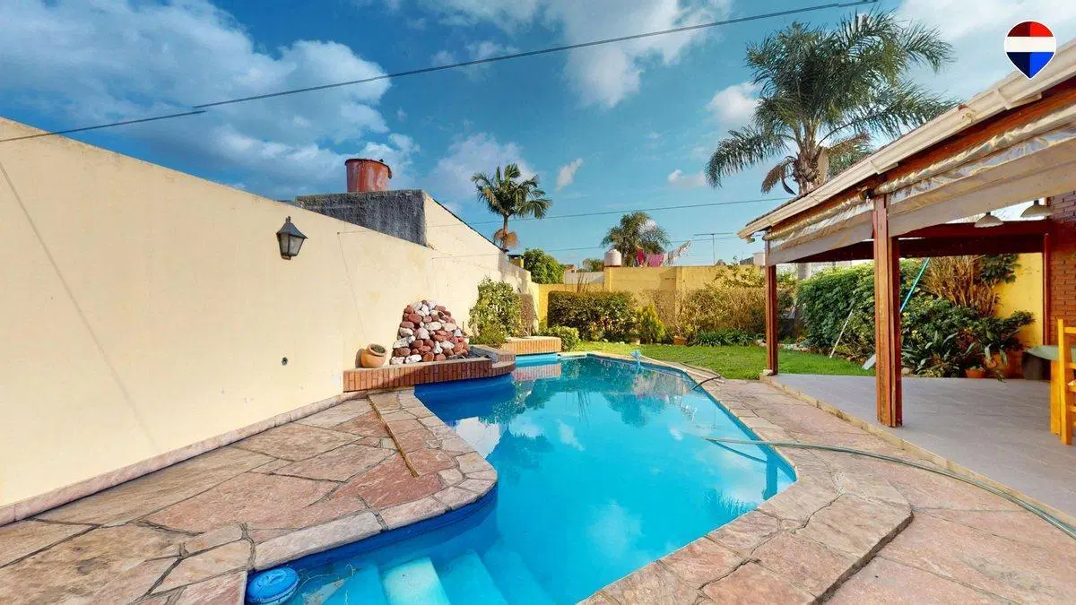 CASA 4 AMB EN VENTA EN BALLESTER C/ PILETA GARAGE 5