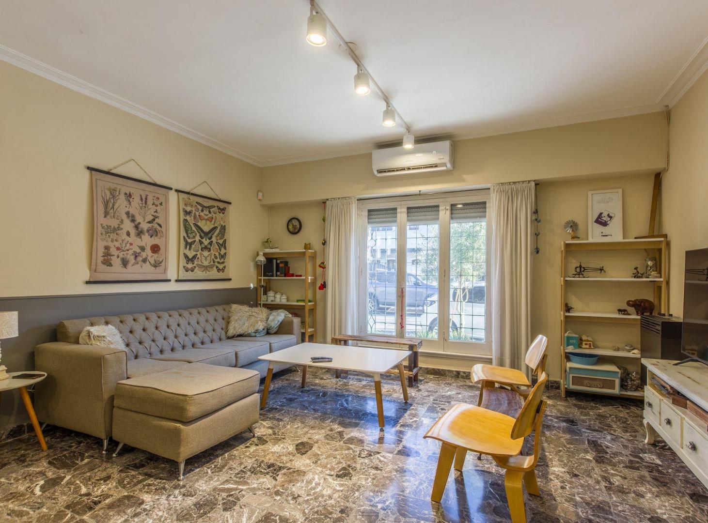 Foto de VENTA CASA LOTE PROPIO 3 AMB C/ PATIO EN MARTINEZ, imagen 2