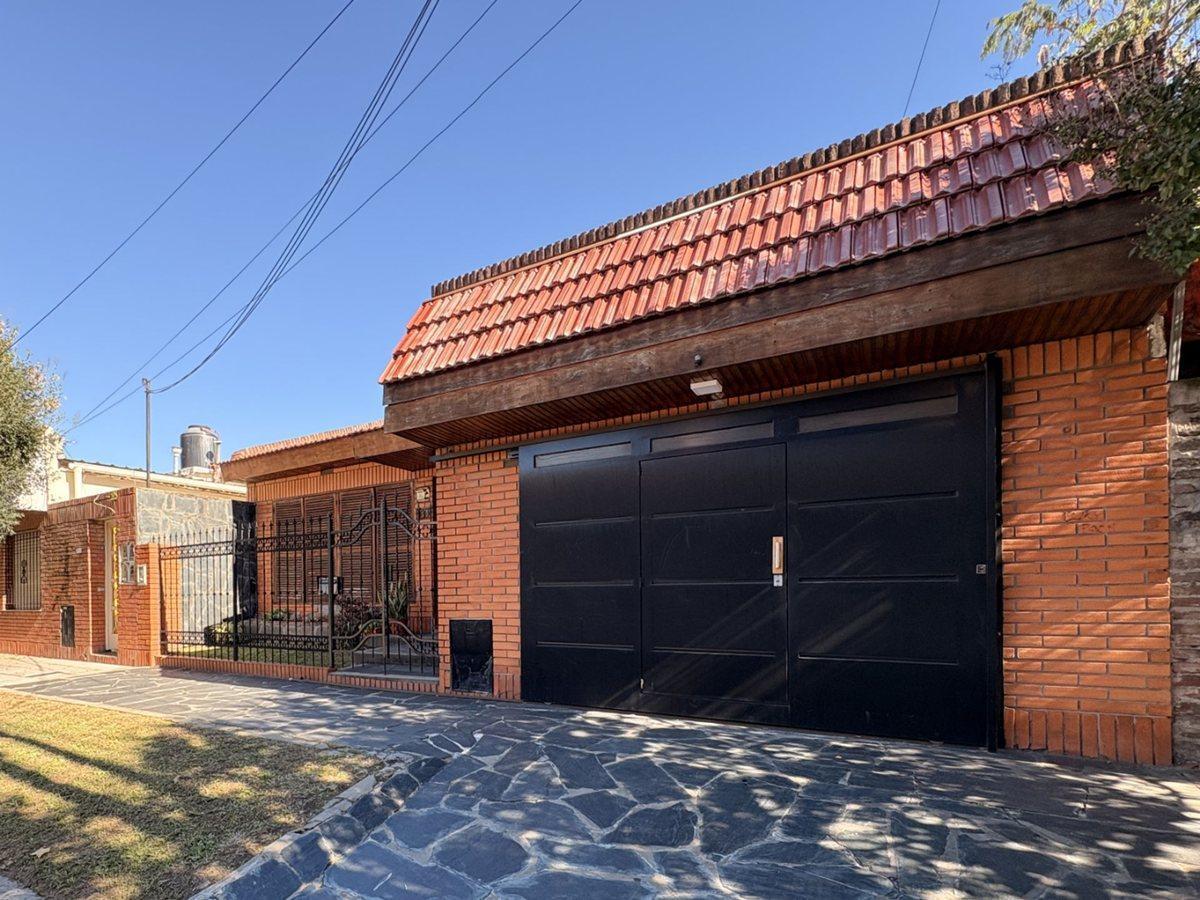 Foto de Casa 4 amb en venta - Palomar - Pileta y cochera, imagen 5