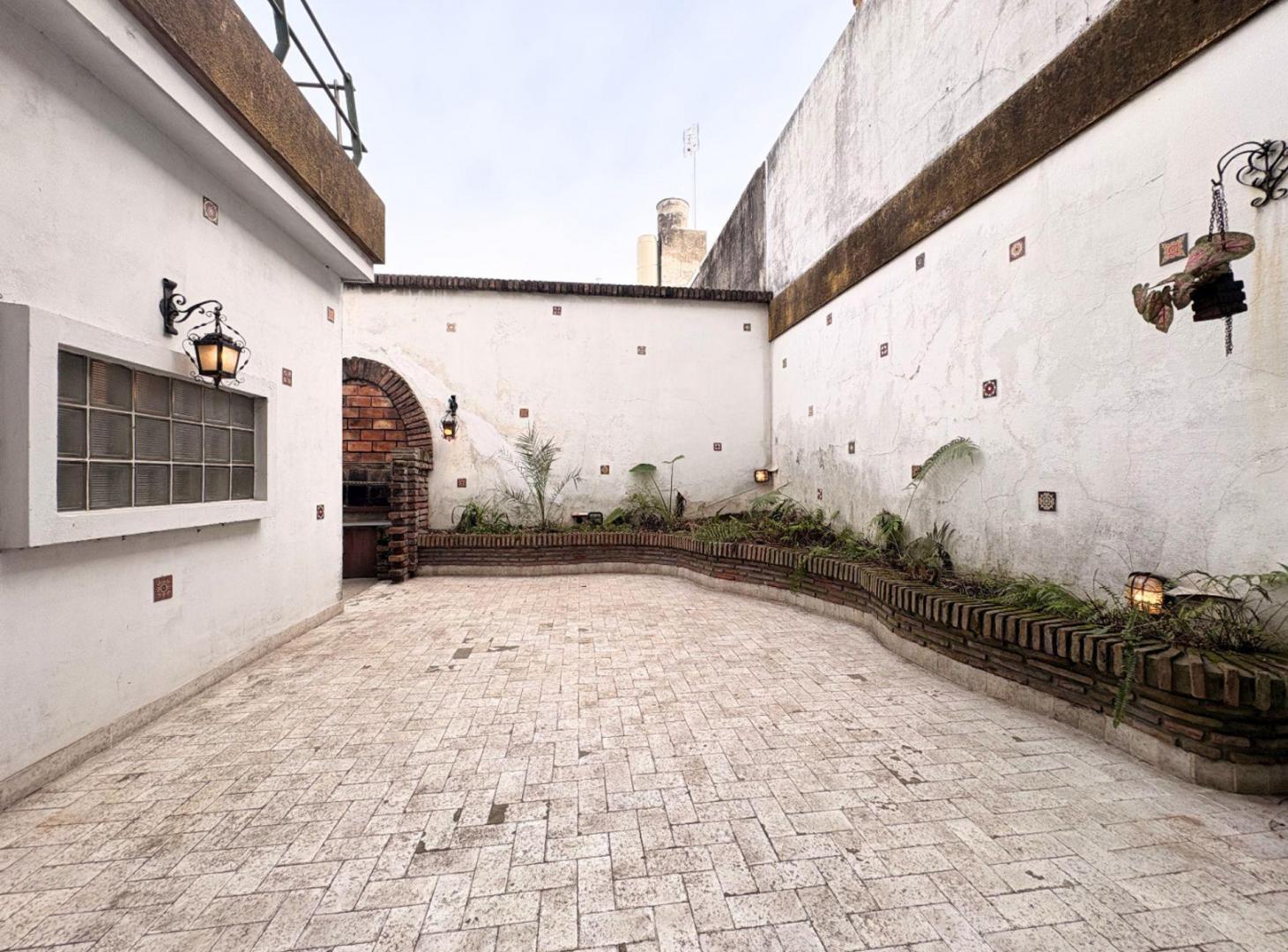 Foto de CASA 5 AMB CON COCHERA Y PATIO EN VILLA MAIPU, imagen 1