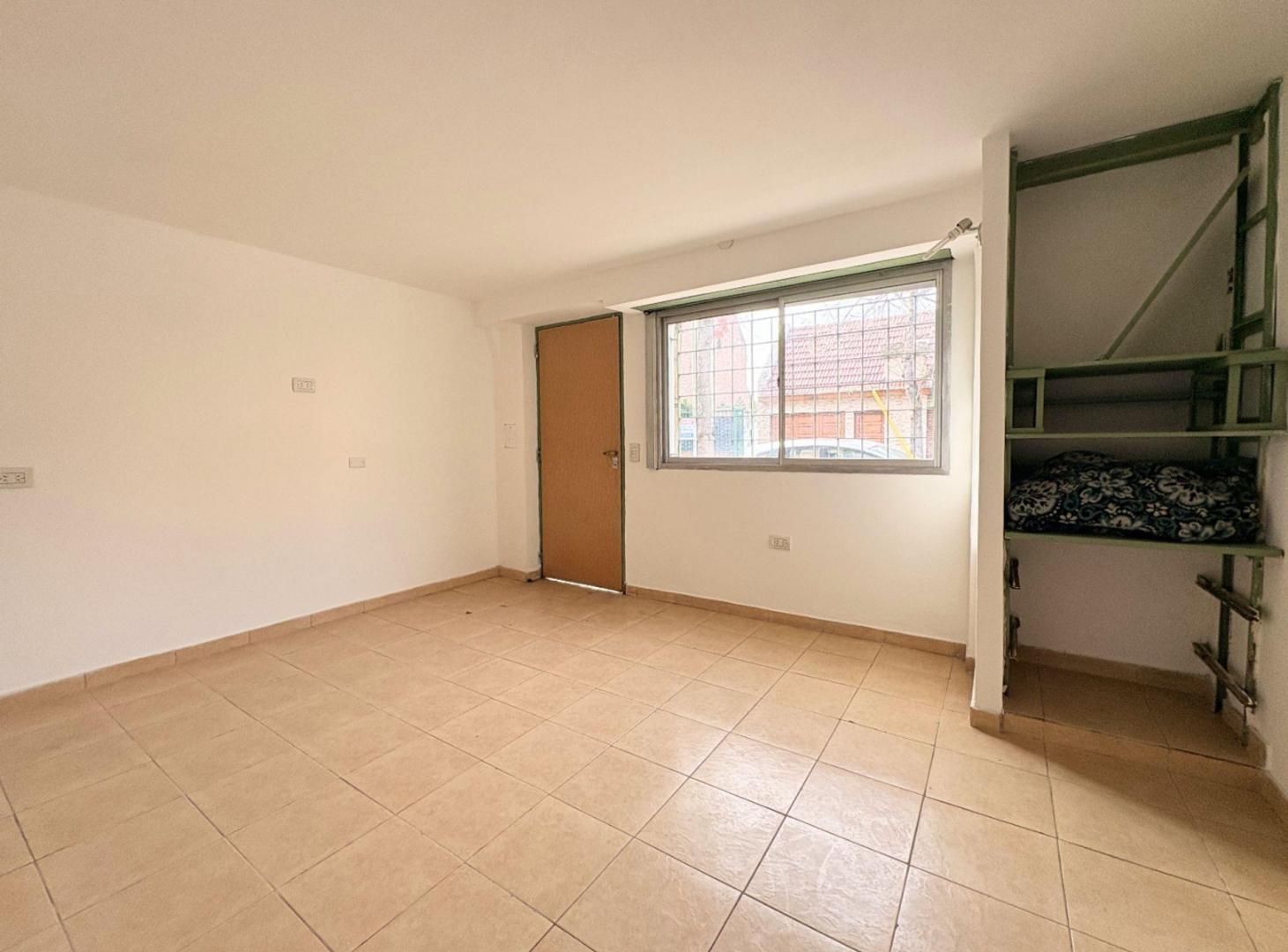 Foto de CASA 5 AMB CON COCHERA Y PATIO EN VILLA MAIPU, imagen 3