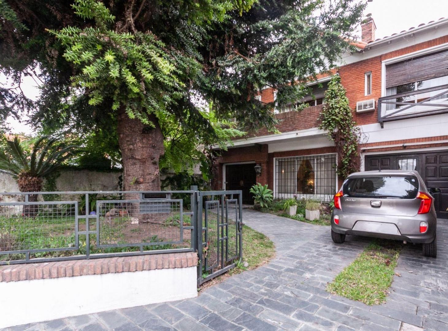 Foto de Casa 6 Ambientes Venta Adrogué Pileta y Quincho, imagen 2