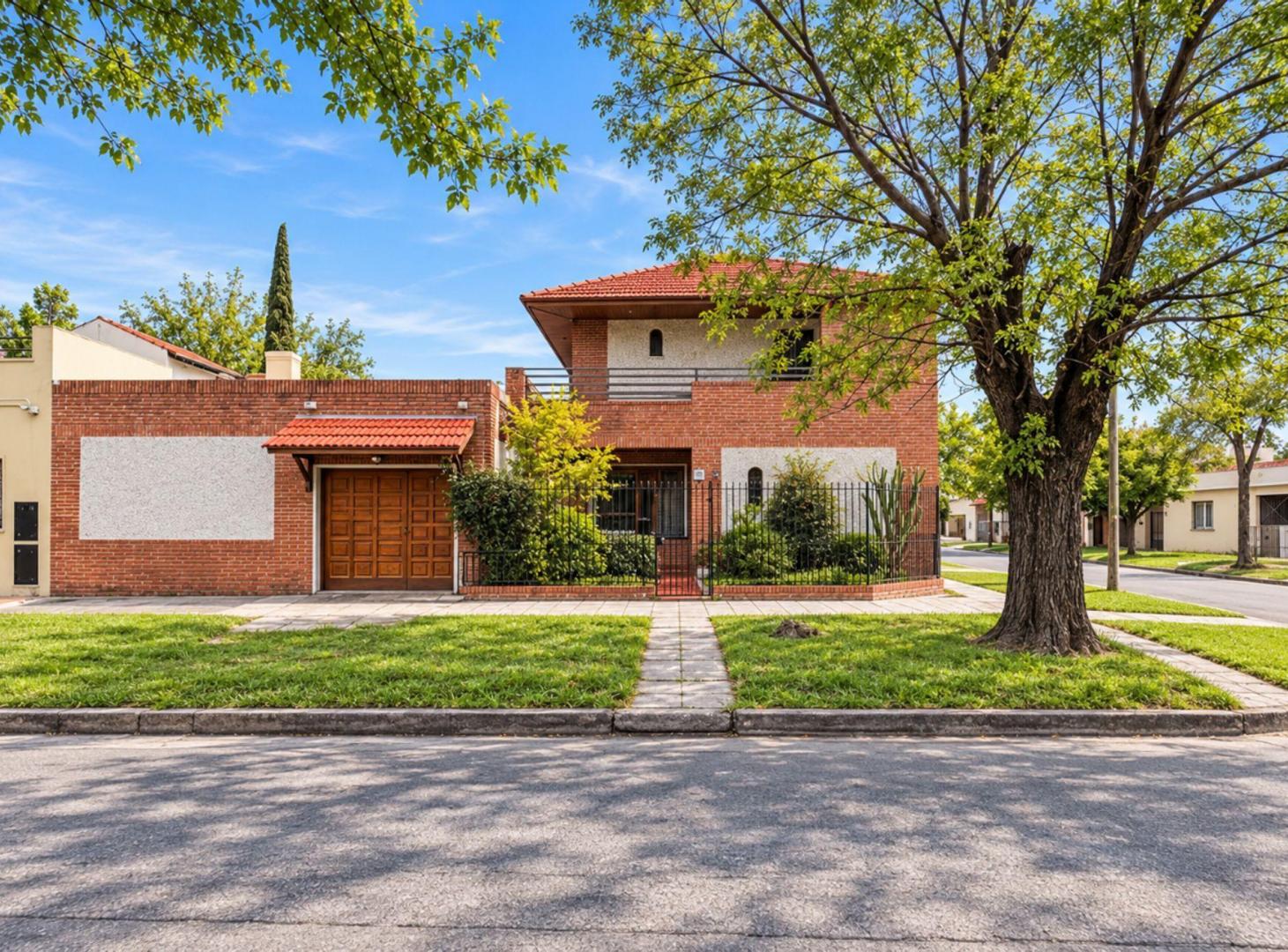 Foto de Casa 5 Ambientes Venta Banfield Parque y Quincho, imagen 1