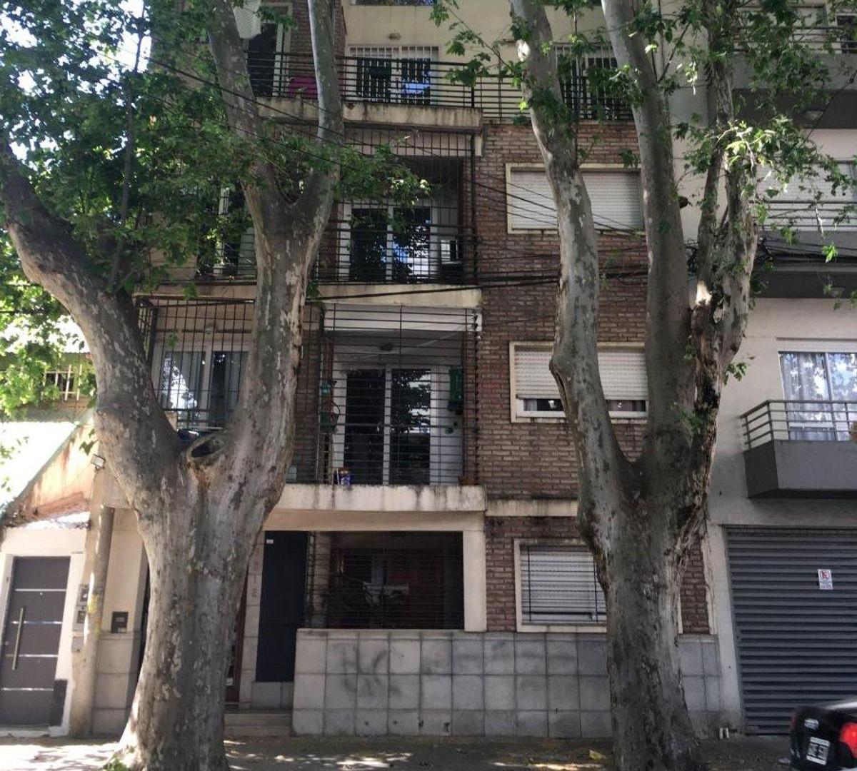 San Lorenzo 3212 - 1er. piso - de escalera - balcón frente
