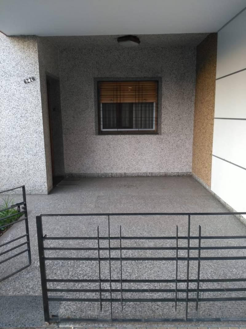 CASA EN VENTA DE 3 AMBIENTES CON COCHERA Y FONDO LIBRE PARQUIZADO