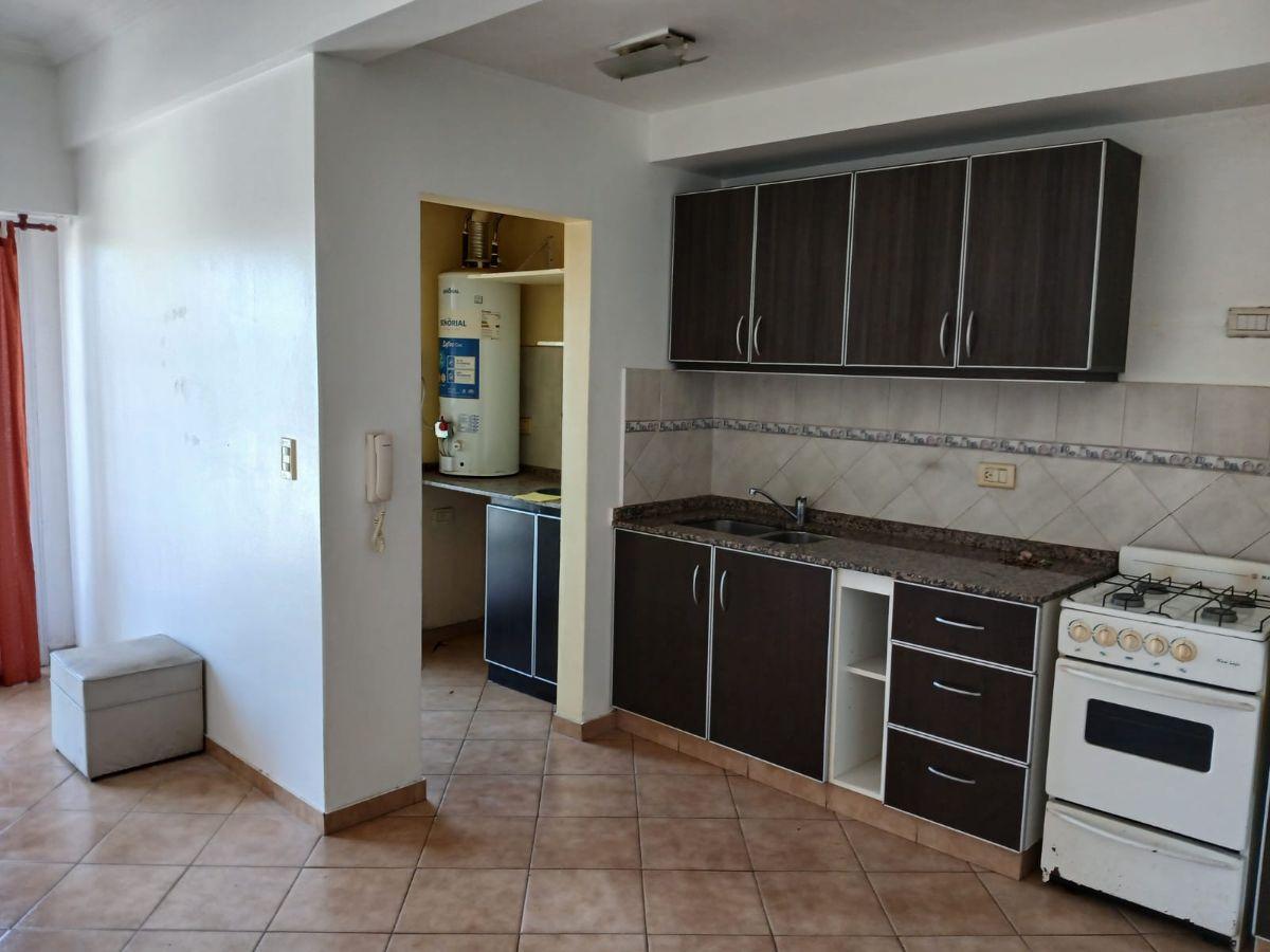 Foto de EXCELENTE DEPARTAMENTO DE 2 AMBIENTES CON COCHERA EN ALQUILER, imagen 2