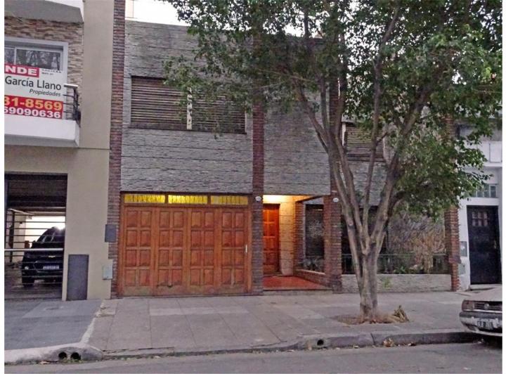 ES UNA SEÑORA CASA y  se vende a VALOR LOTE 4