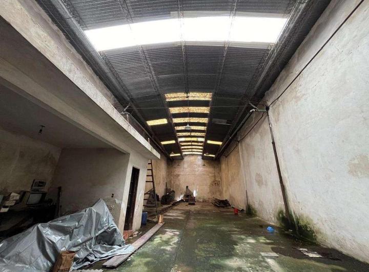 A PULMÓN... galpón lote propio + vivienda a reciclar 1º piso