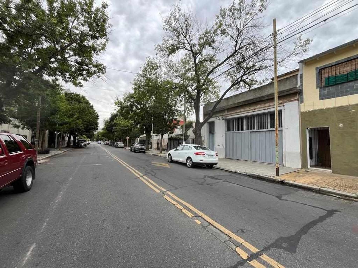 ¿ANTIGUA YO? - Casa chorizo con local + vivienda en 1º piso