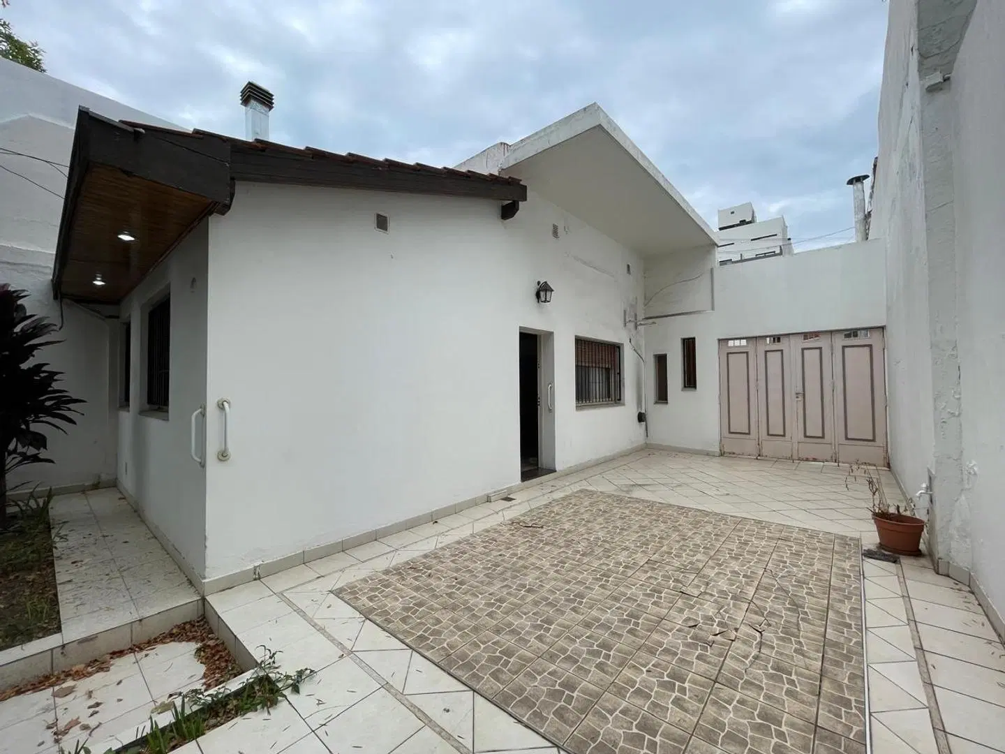 MEJOR SOLITO QUE MAL..casa digna lote propio toda en bajos 5