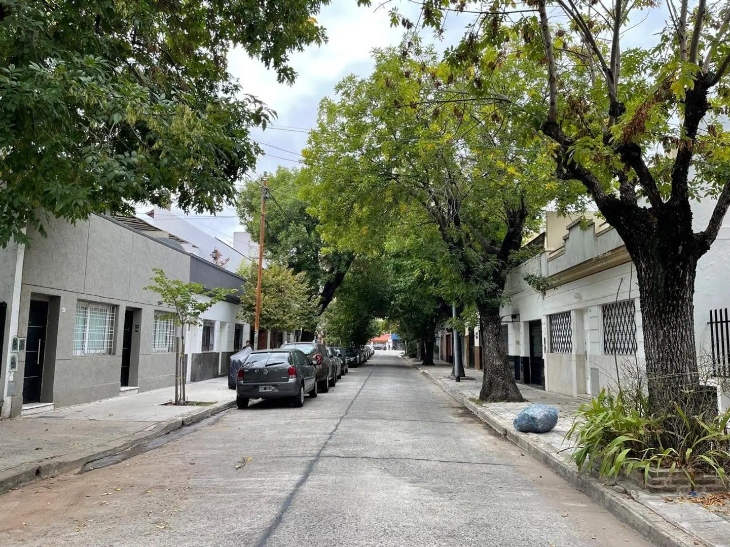 MEJOR SOLITO QUE MAL..casa digna lote propio toda en bajos 4