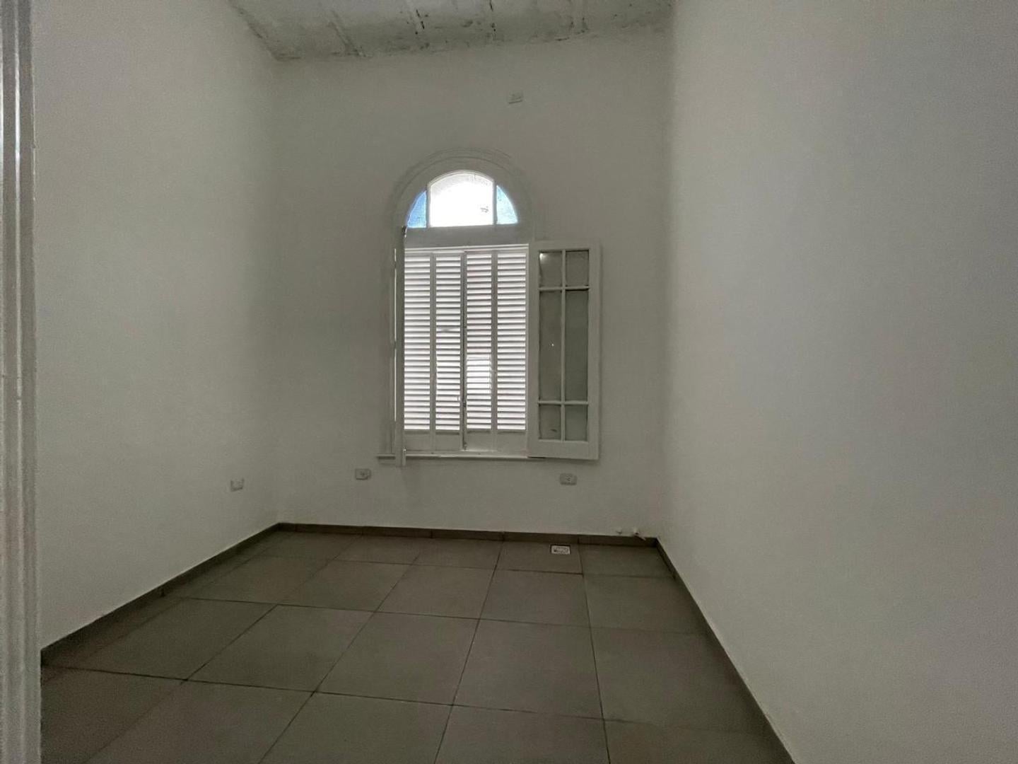 VIEJO SON LOS TRAPOS Tipo casita al frente con terraza