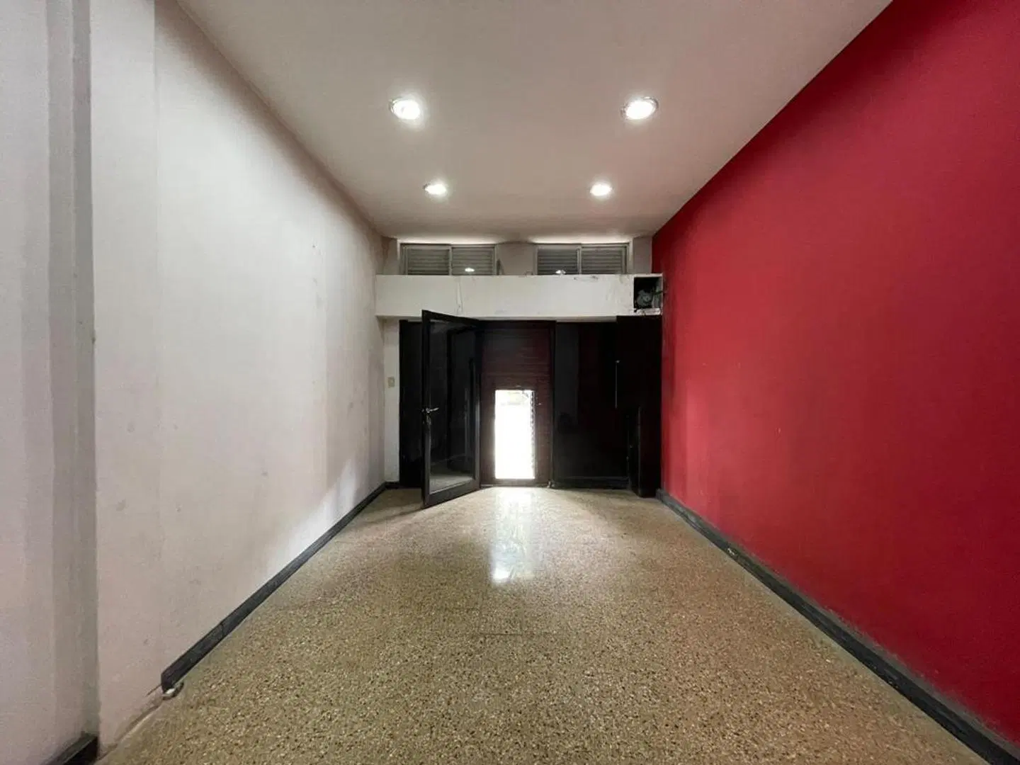 BIEN UBICADO.COM - Local a la calle en zona comercial 5