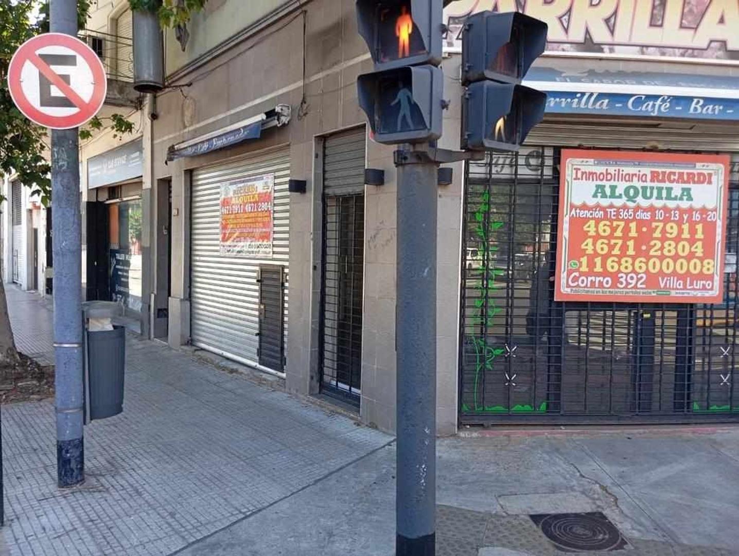 RIMBOMBANTE ESQUINA TRAFICO DE MANO se visualiza desde lejos
