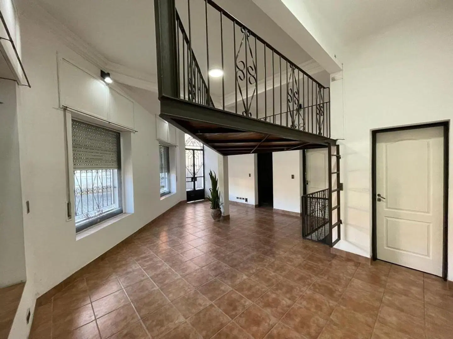NO AL GATAFLORISMO - Tipo casa PB frente entrada indep patio 5