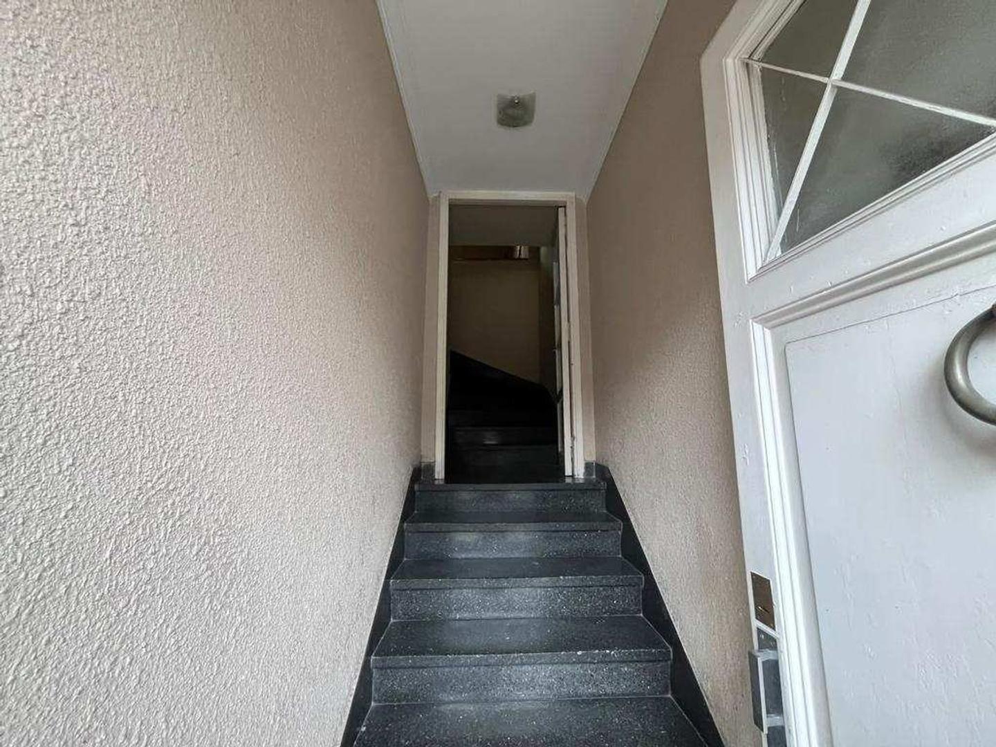 Foto de PARA COMPRADOR CON BUENAS PIERNAS - PH 1º piso entrada exc., imagen 3