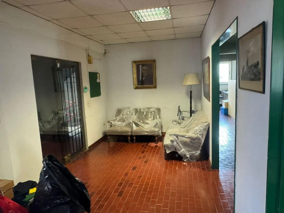 ALQUILER - Oficina de grandes dimensiones en piso alto con terraza. 2
